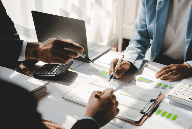 Beraterteam analysiert Finanzunterlagen und Diagramme
